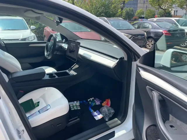 Tesla Model Y — Фото автомобиля 5