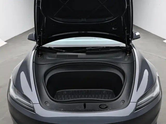Tesla Model 3 — Фото автомобиля 16