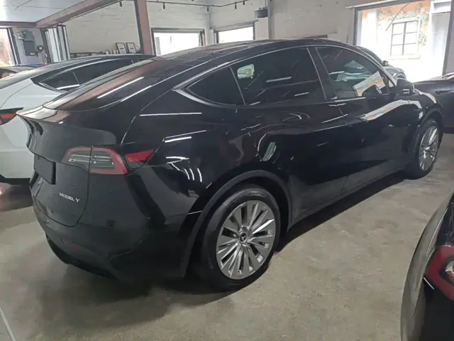 Tesla Model Y — Фото автомобиля 5