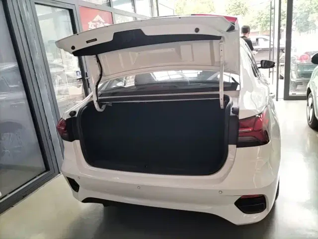 Roewe i5 — Фото автомобиля 18