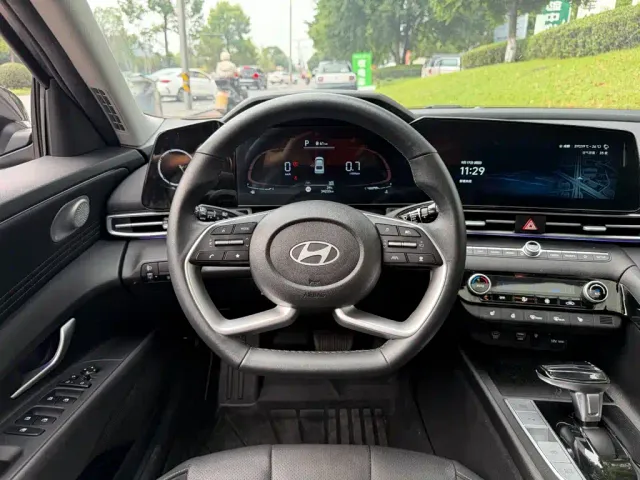 Hyundai Elantra — Фото автомобиля 14