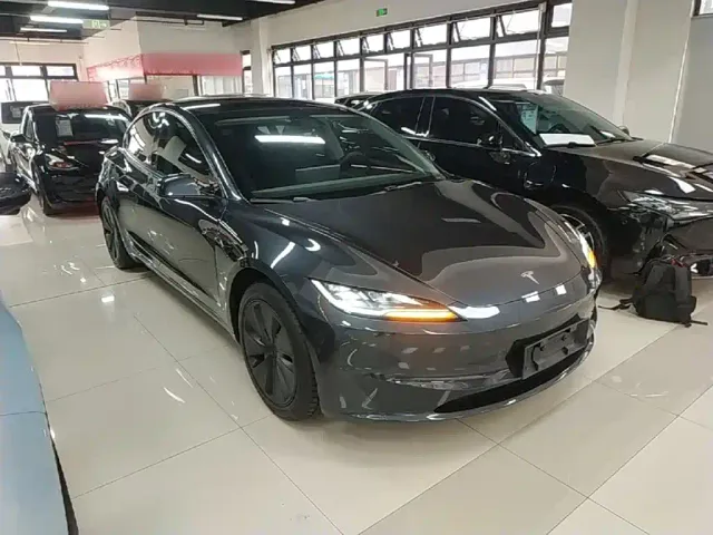 Tesla Model 3 — Фото автомобиля 3