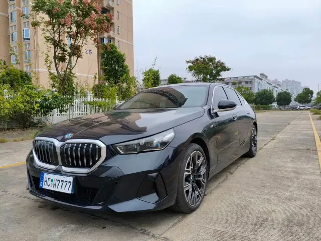 Фотография автомобиля — BMW 5 Series