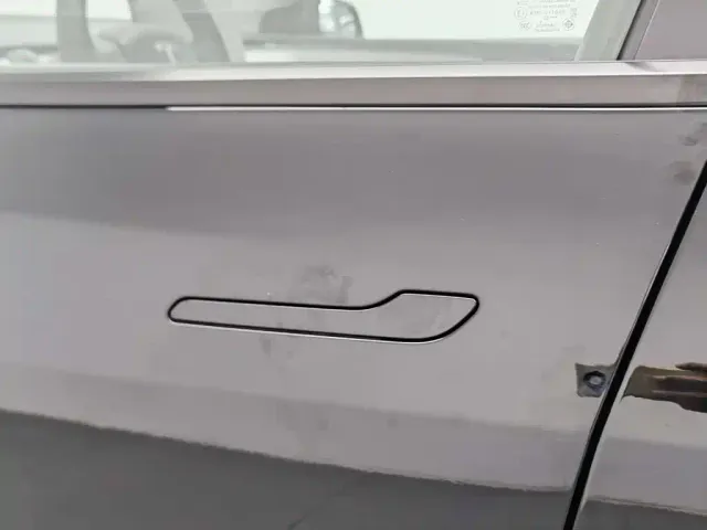 Tesla Model Y — Фото автомобиля 18