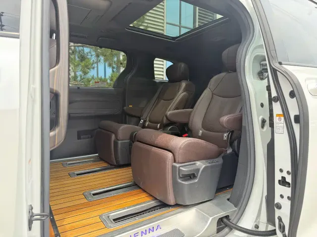 Toyota Sienna — Фото автомобиля 3