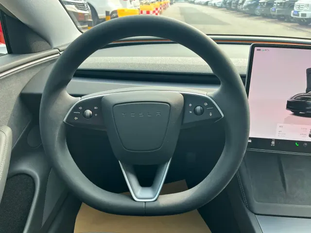 Tesla Model 3 — Фото автомобиля 20