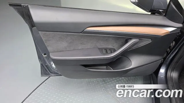 Tesla Model 3 — Фото автомобиля 12