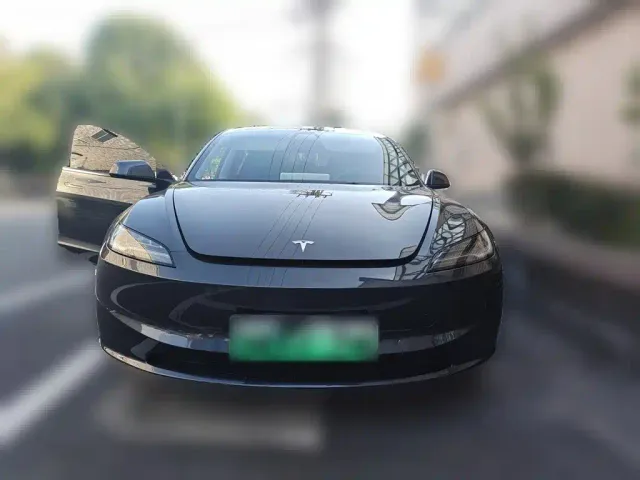 Tesla Model 3 — Фото автомобиля 2