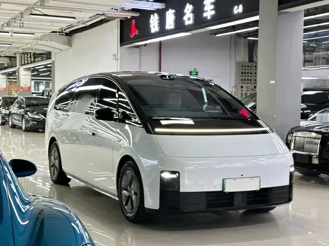 Li Auto MEGA — Фото автомобиля 3