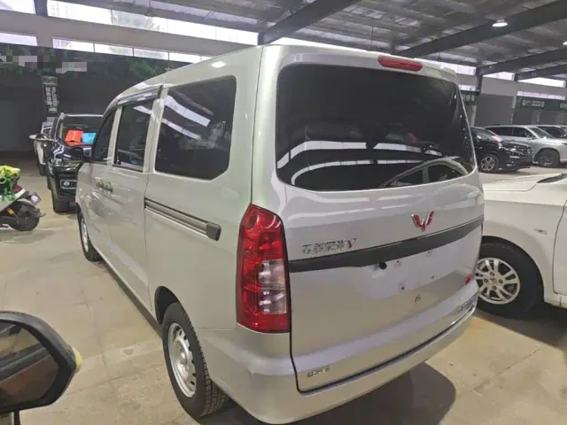 Wuling Hongguang V — Фото автомобиля 4