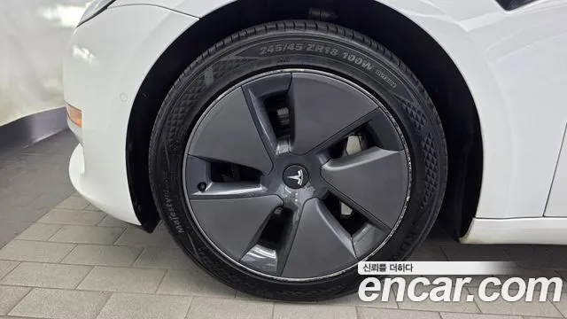 Tesla Model 3 — Фото автомобиля 5