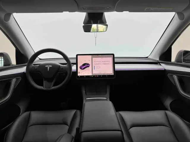 Tesla Model Y — Фото автомобиля 12