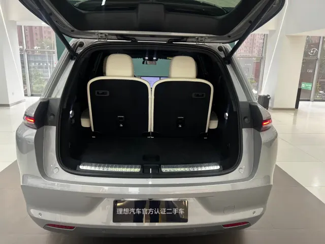 Li Auto L8 — Фото автомобиля 11
