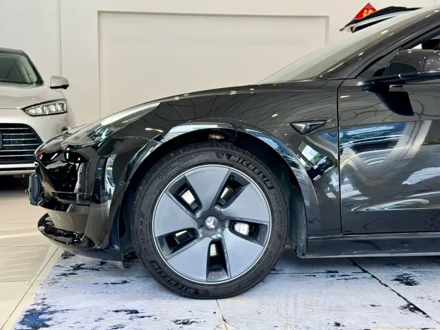 Tesla Model 3 — Фото автомобиля 10