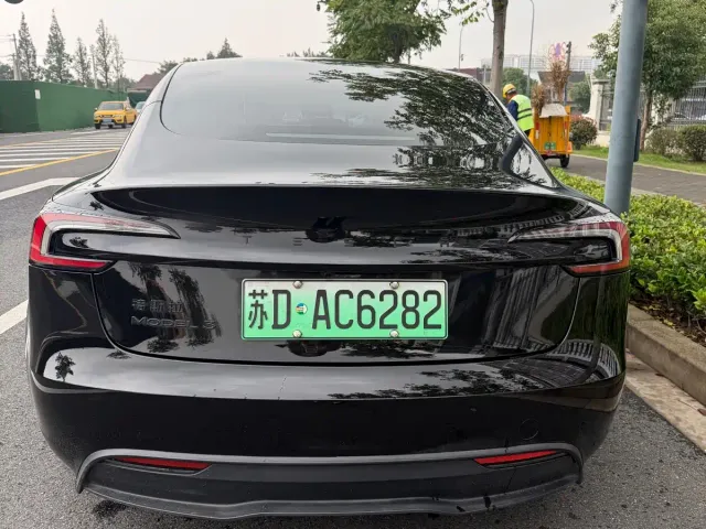 Tesla Model 3 — Фото автомобиля 5