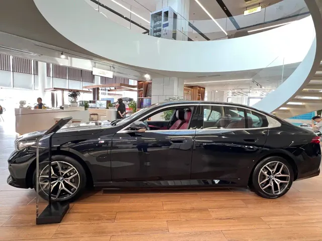 BMW i5 — Фото автомобиля 6