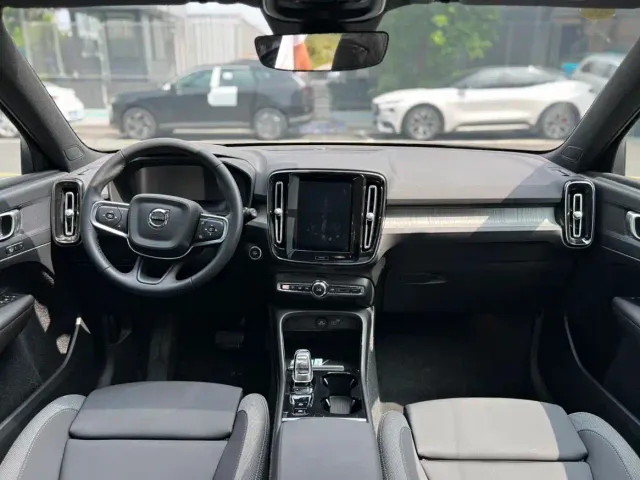 Volvo XC40 — Фото автомобиля 9