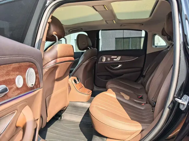 Mercedes-Benz E-Class — Фото автомобиля 3