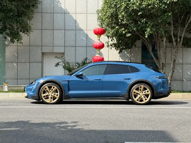 Porsche Taycan — Фото автомобиля 3