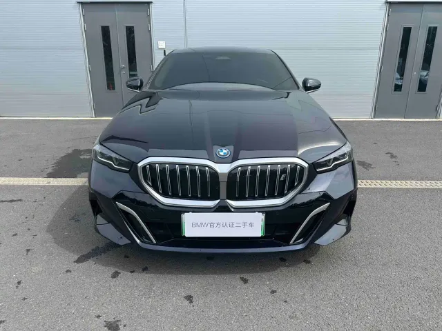 BMW i5 — Фото автомобиля 2