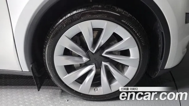 Tesla Model Y — Фото автомобиля 5