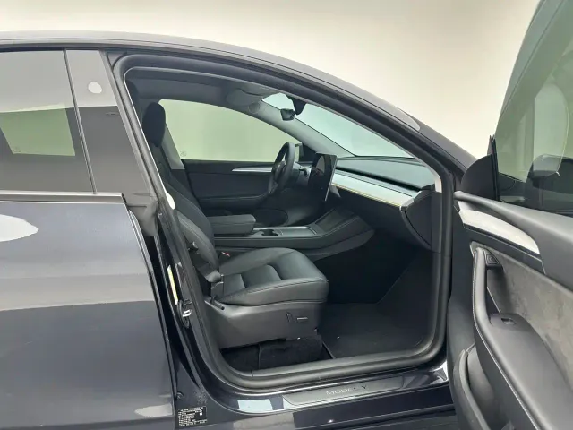 Tesla Model Y — Фото автомобиля 15