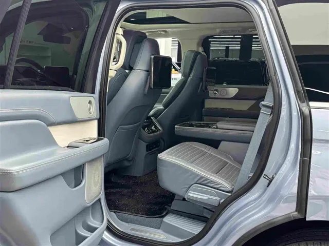 Lincoln Navigator — Фото автомобиля 6