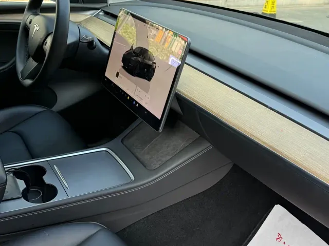 Tesla Model Y — Фото автомобиля 17