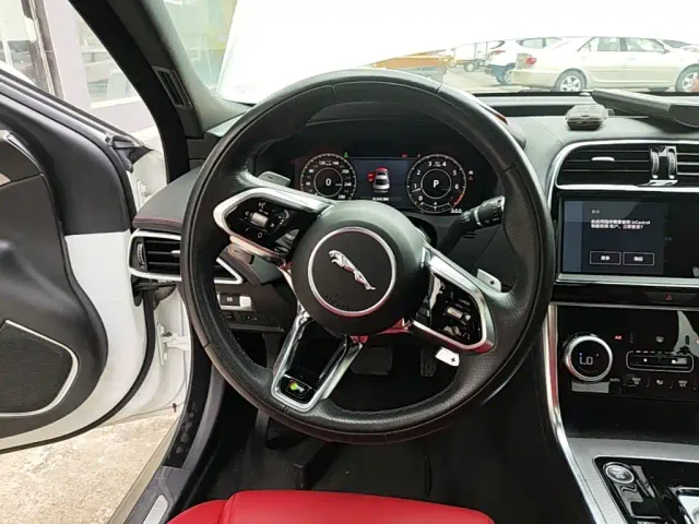 Jaguar XEL — Фото автомобиля 10