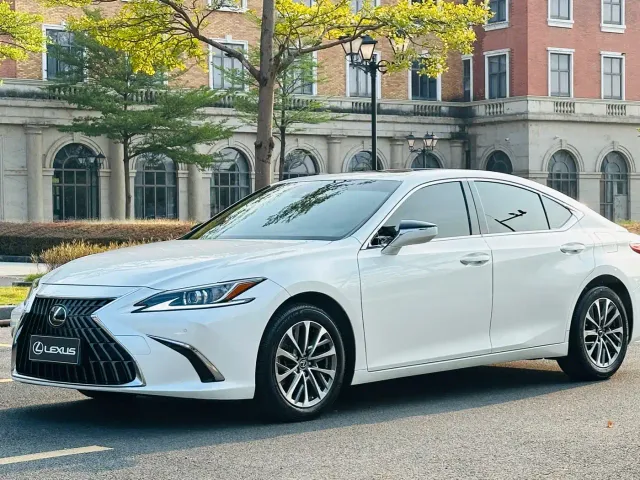 Фотография автомобиля — Lexus ES