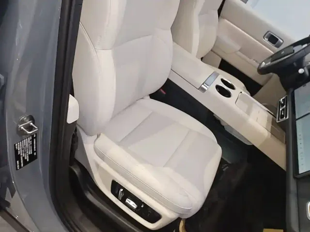 Li Auto L8 — Фото автомобиля 24