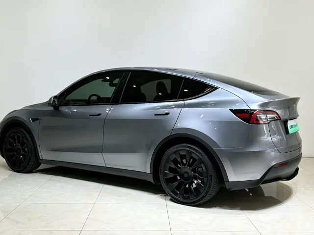 Tesla Model Y — Фото автомобиля 17