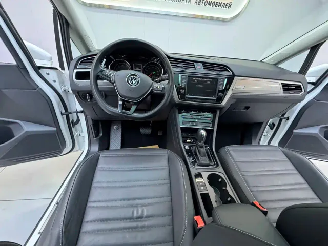 Volkswagen Touran — Фото автомобиля 10