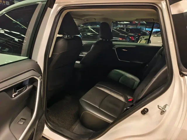 Toyota RAV4 — Фото автомобиля 6