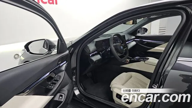 BMW i5 G60 — Фото автомобиля 15
