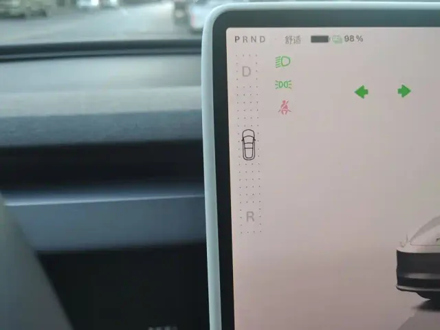 Tesla Model 3 — Фото автомобиля 16