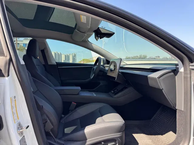 Tesla Model 3 — Фото автомобиля 18