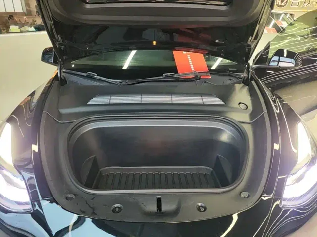 Tesla Model Y — Фото автомобиля 19