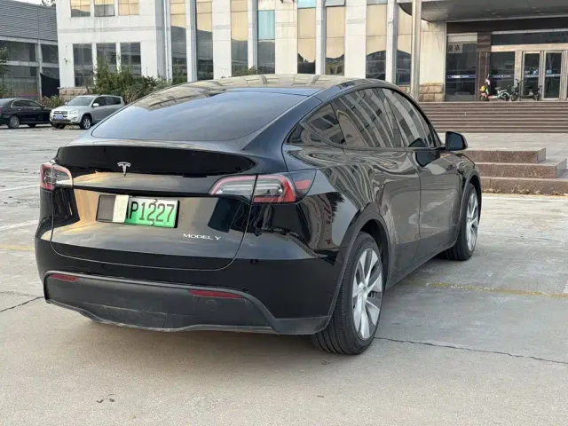 Tesla Model Y — Фото автомобиля 9