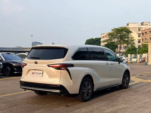 Toyota Sienna — Фото автомобиля 17