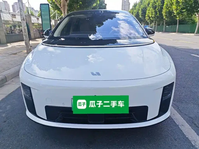 Li Auto i8 — Фото автомобиля 2