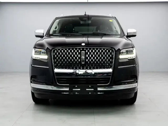 Lincoln Navigator — Фото автомобиля 2