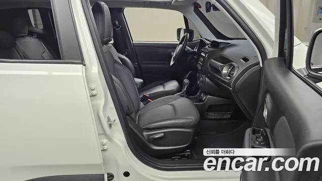 Jeep Renegade — Фото автомобиля 11