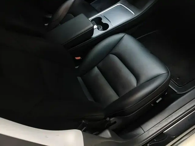 Tesla Model 3 — Фото автомобиля 24