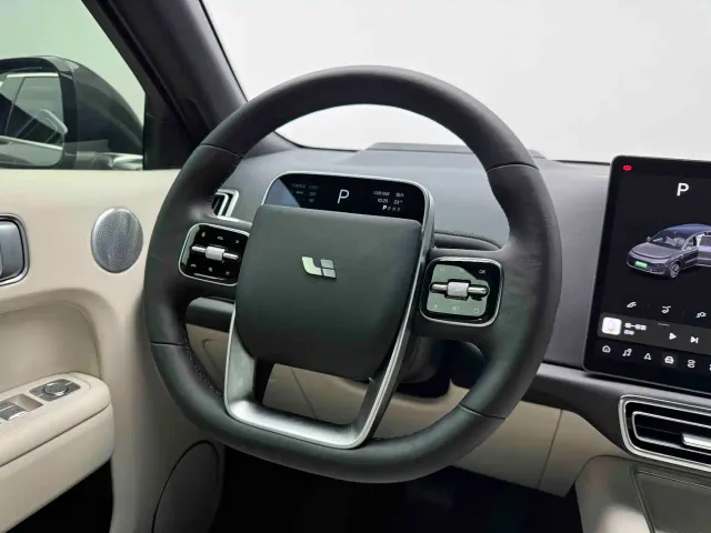 Li Auto L9 — Фото автомобиля 10