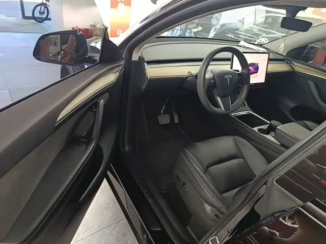 Tesla Model Y — Фото автомобиля 15