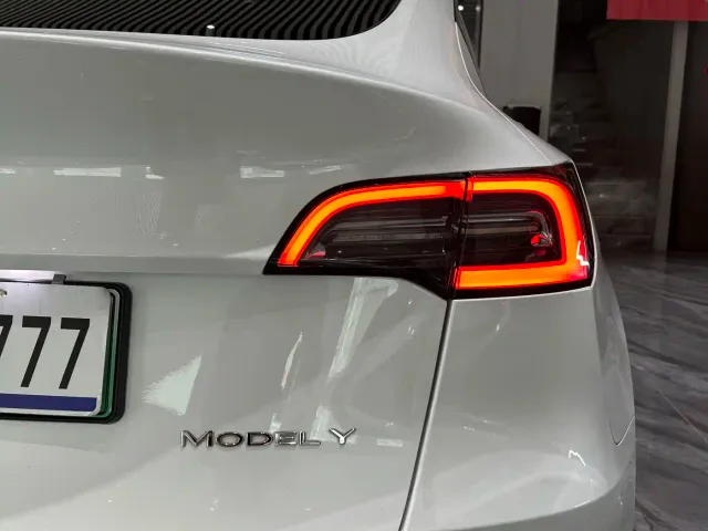 Tesla Model Y — Фото автомобиля 14