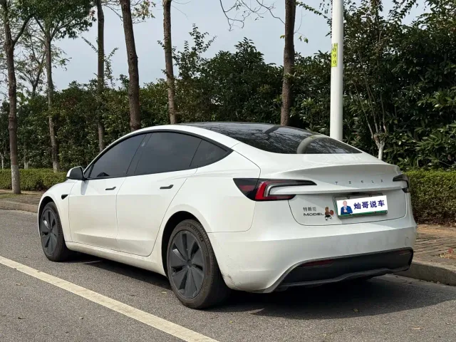 Tesla Model 3 — Фото автомобиля 4