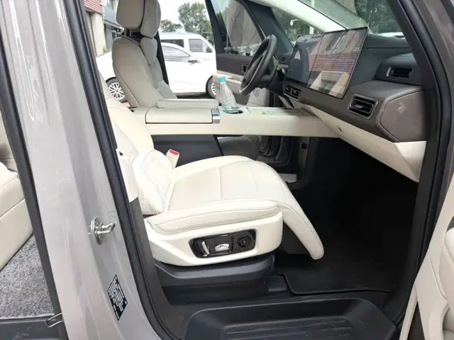 Li Auto MEGA — Фото автомобиля 7