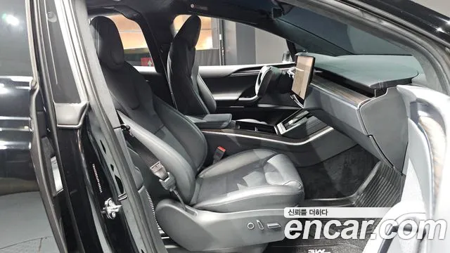 Tesla Model X — Фото автомобиля 18
